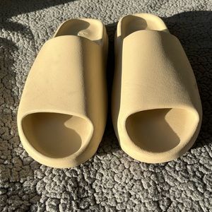Yeezy Slides Bone